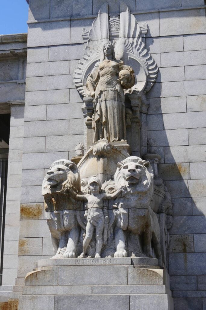 Architectural landmark: shrine of remembrance statue of patriotism © ginny winblad