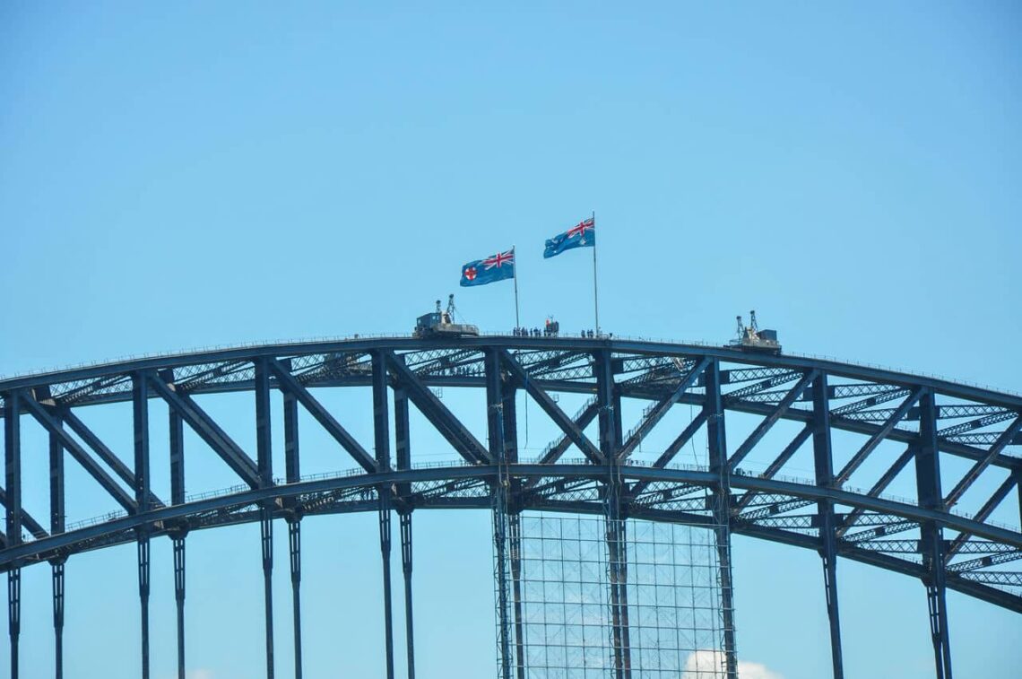 Architectural landmark: sydney harbour bridge apex © jorge láscar