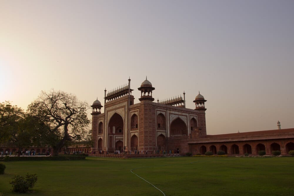 18 Famous Architectural Landmarks In Asia For Architects 225 Architectural landmark: taj mahal entrance gate ยฉ limes. Media/tim schnarr