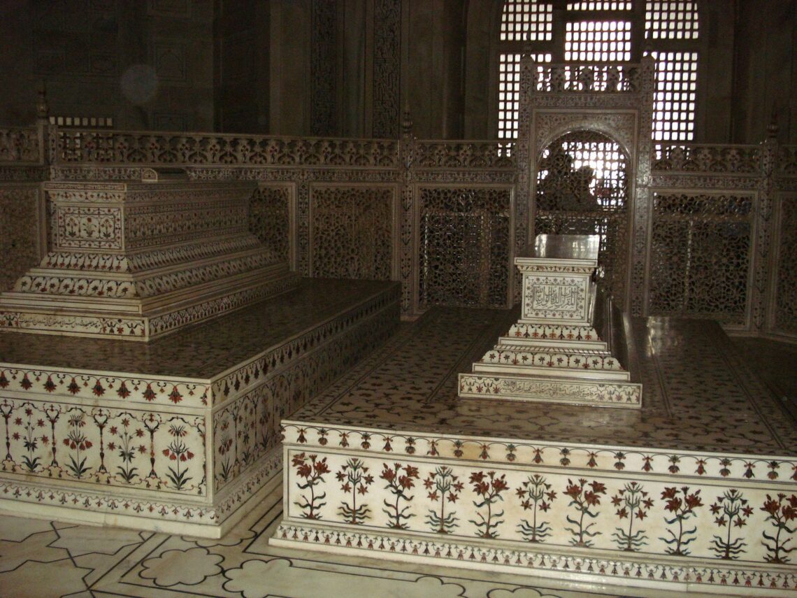 Architectural landmark: taj mahal false sarcophagi of mumtaz mahal and shah jahan © maahmaah