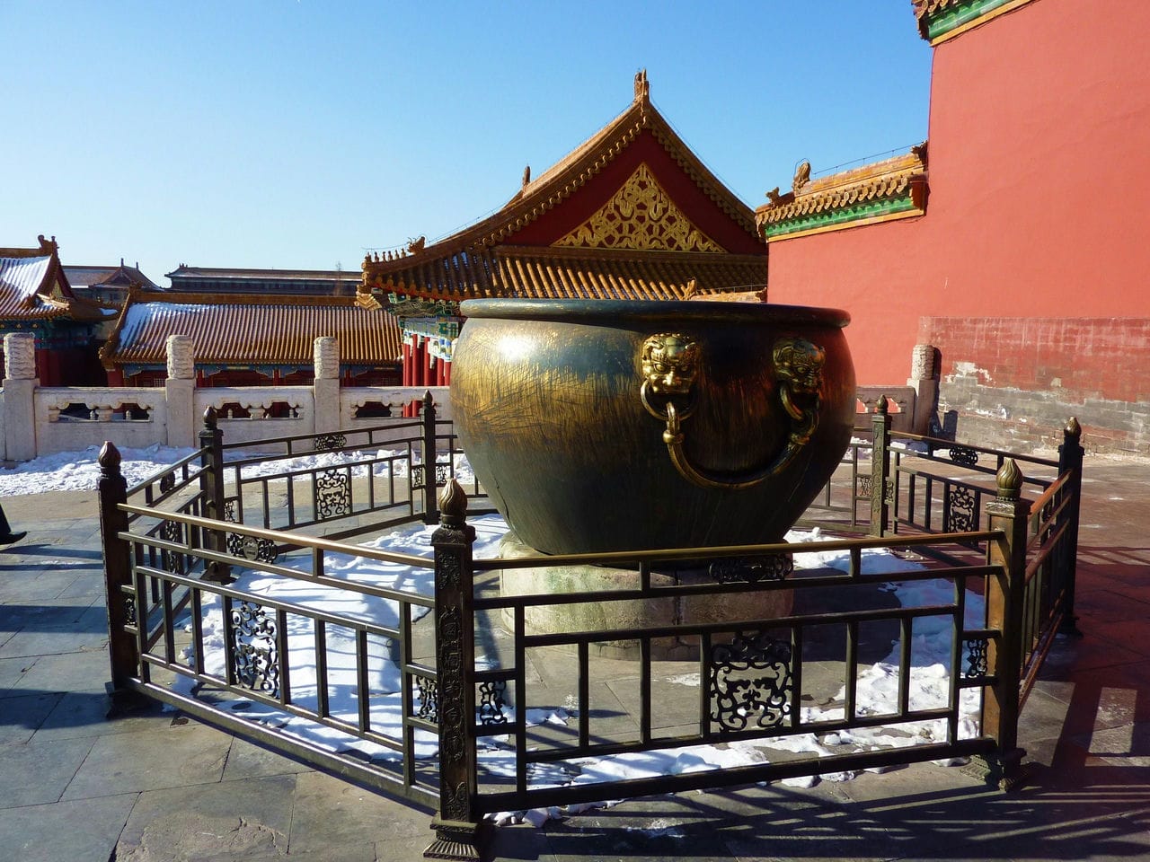 Architectural landmark: the forbidden city cistern © chinauli