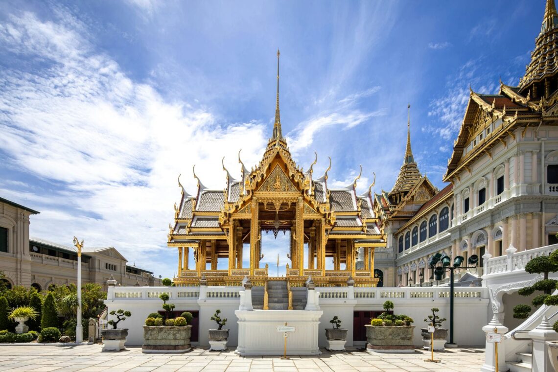 Architectural landmark: the grand palace phra thinang aphorn phimok prasat © supanut arunoprayote