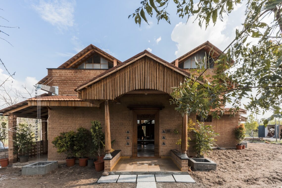 Brick manor / bhutha earthen architecture studio