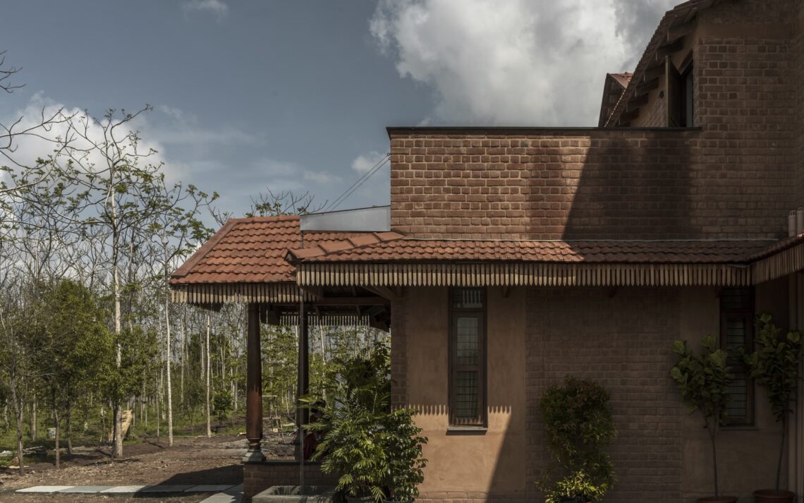 Brick manor / bhutha earthen architecture studio