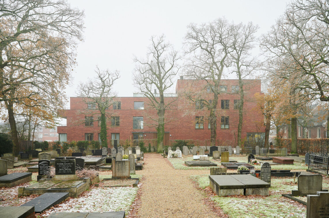 Living on the graveyard/marc prosman architecten