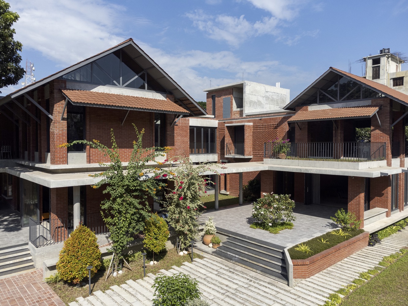 Maayer anchol residence / indesol architects + neoformation architects