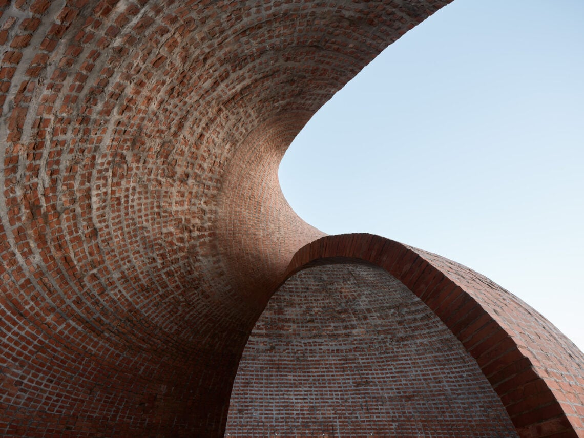 Twisted brick shell concept library / hcch studio