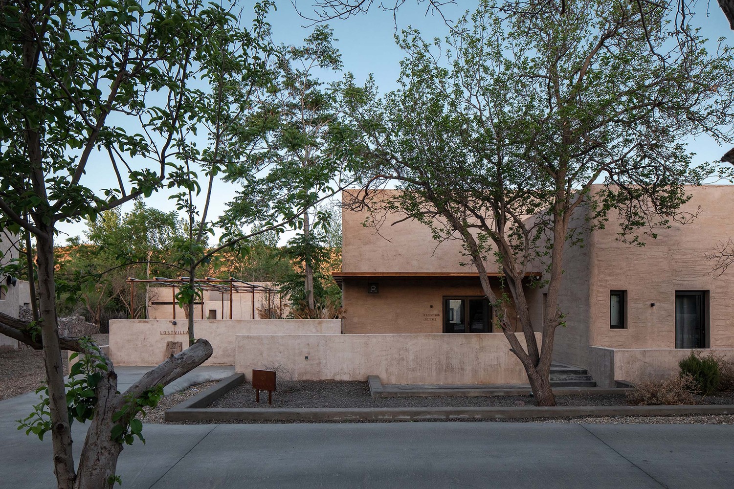 11 Lost villa boutique hotel / das lab
