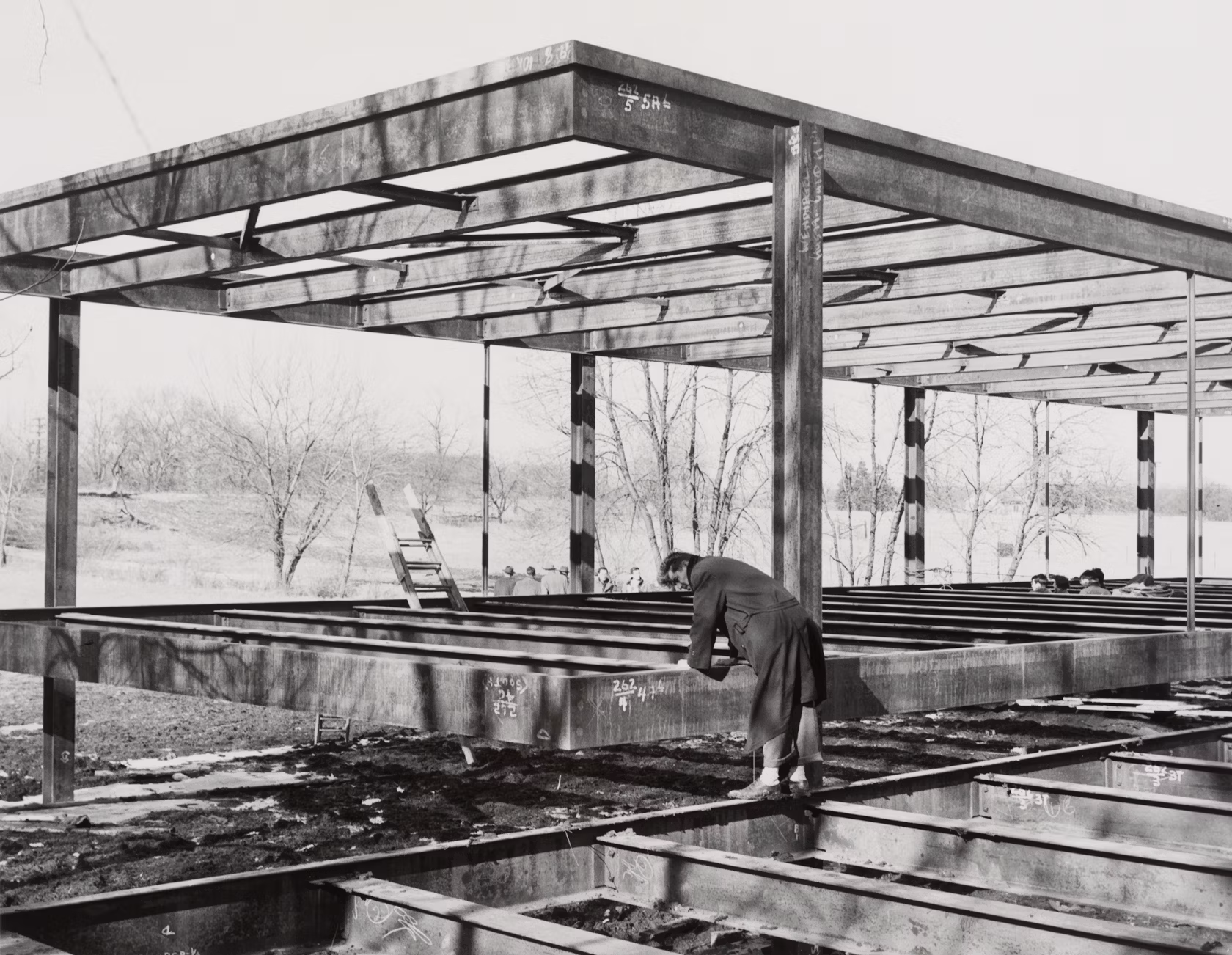 The Farnsworth House By Mies Van Der Rohe | Classics On Architecture Lab 10 Edith farnsworth house construction, winter 1949-50; courtesy myron goldsmith fonds collection centre canadien dโarchitecture, montrรฉal