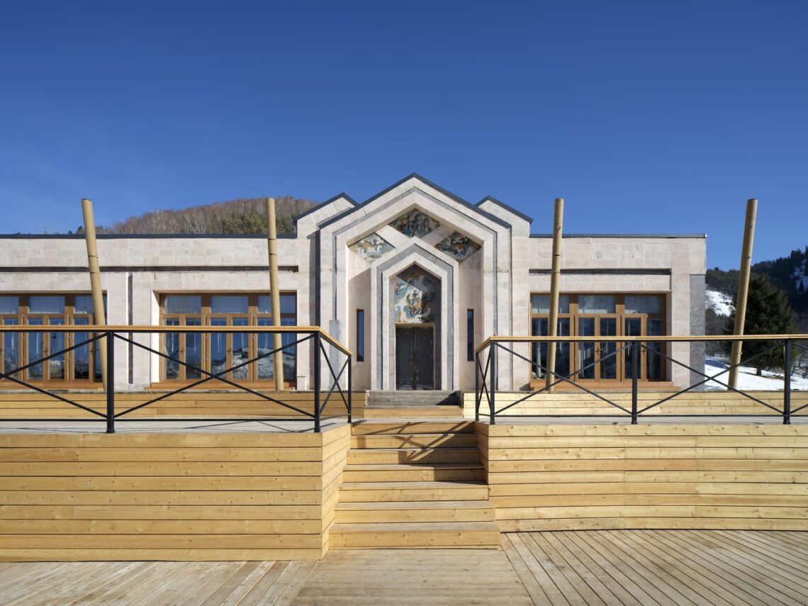 Auyl restaurant / naaw + dunie