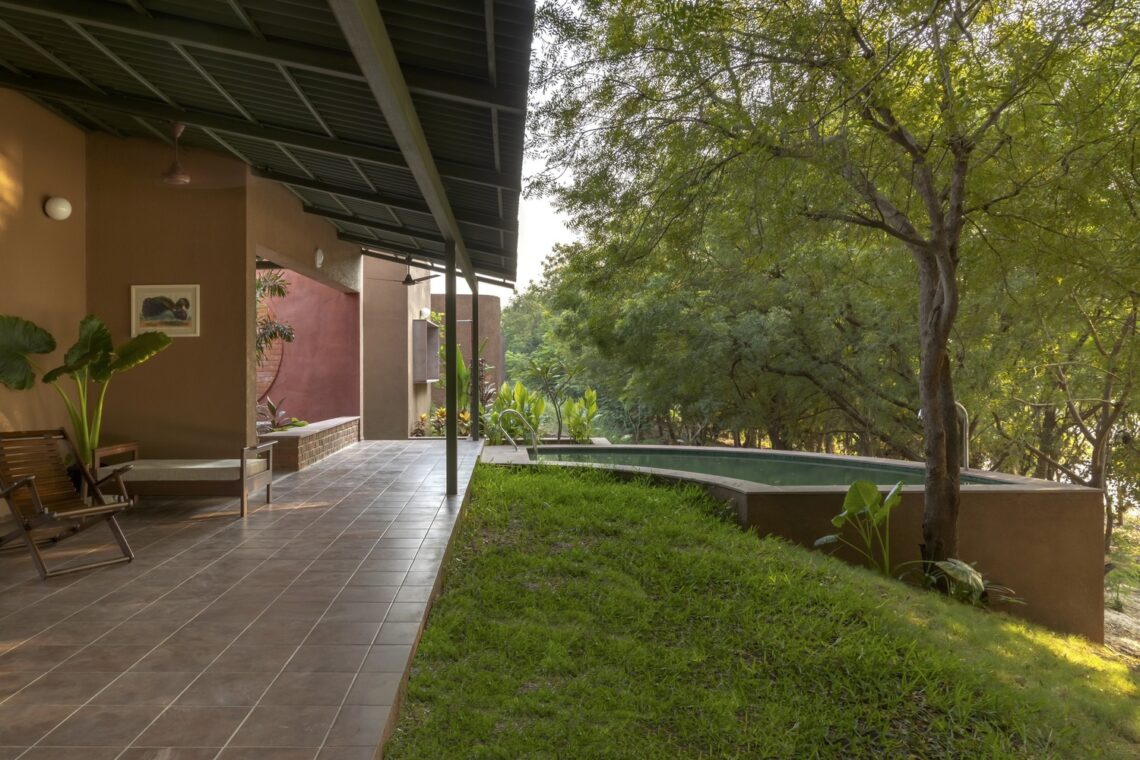 Courtyard house by the water / studio designseed