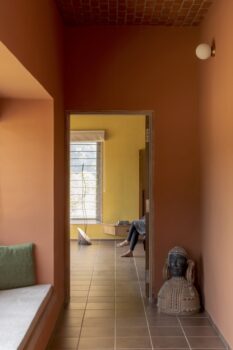 Courtyard house by the water / studio designseed