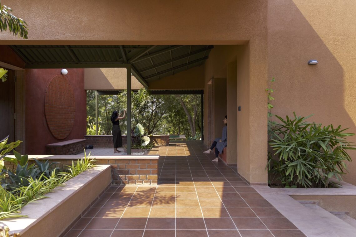 Courtyard house by the water / studio designseed