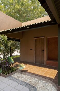 Courtyard house by the water / studio designseed