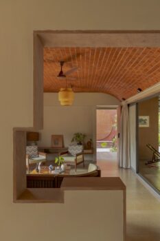 Courtyard house by the water / studio designseed