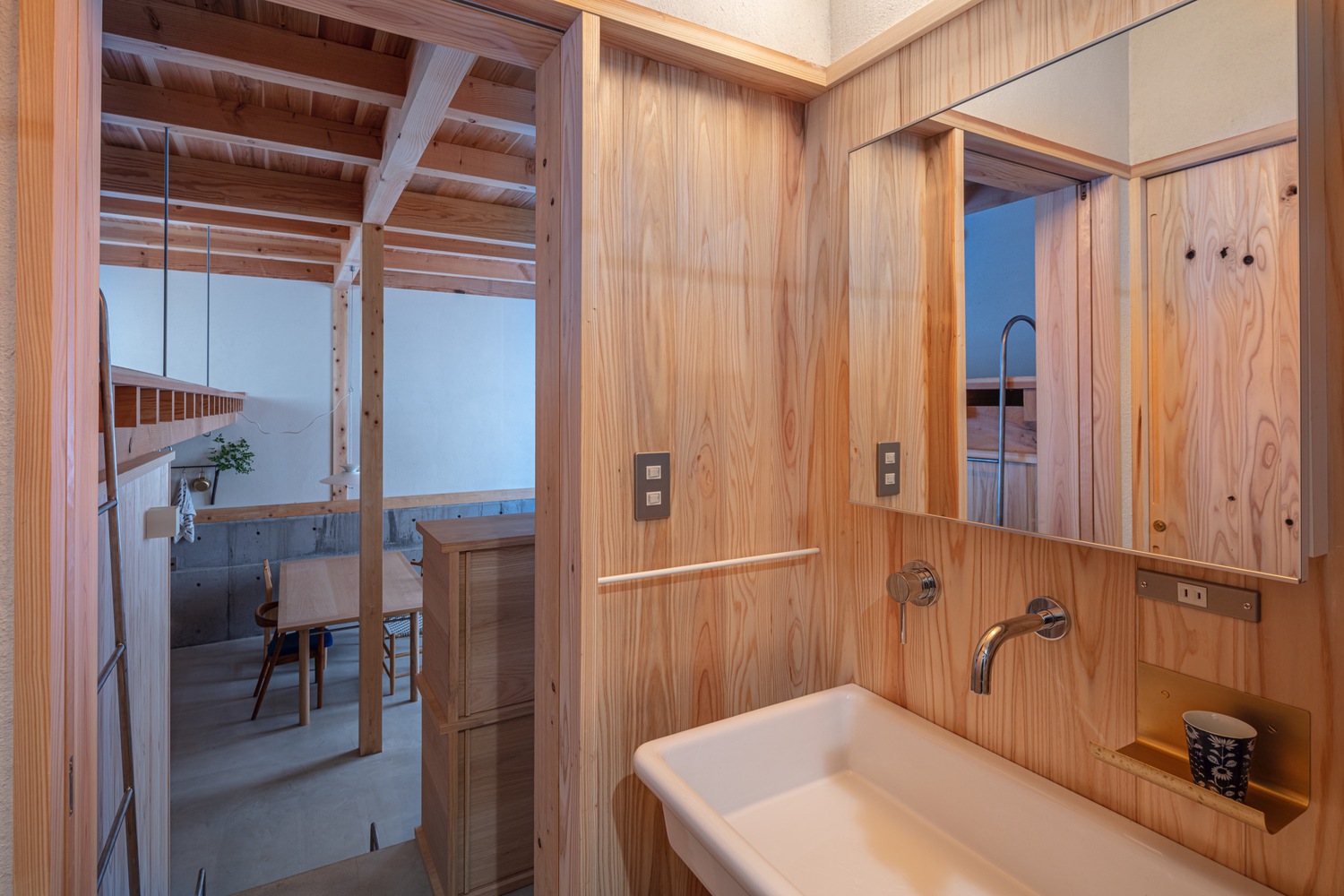 House in shirasagi / buttondesign