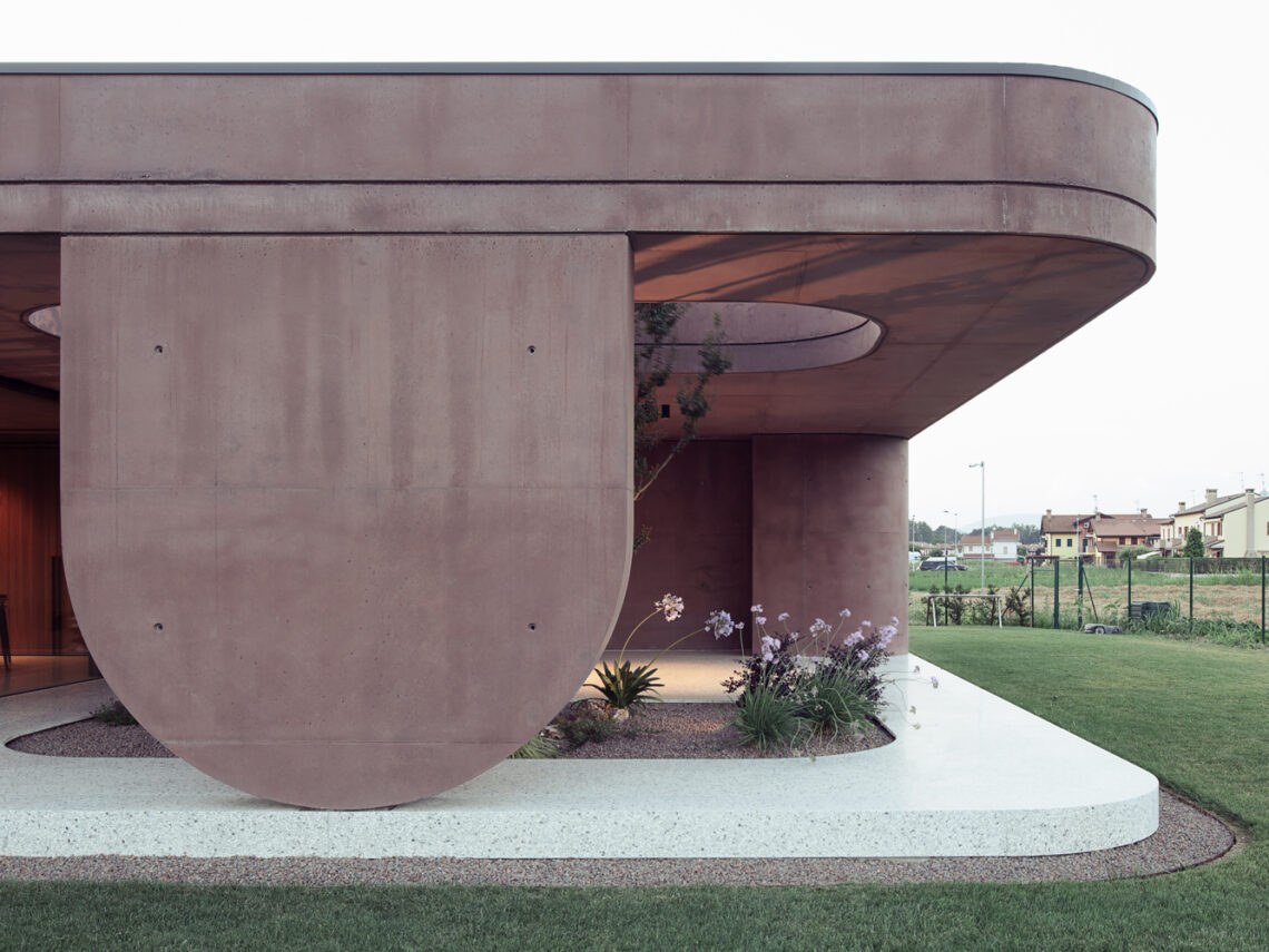 House With A Large Porch / Mide Architetti 1 House with a large porch / mide architetti