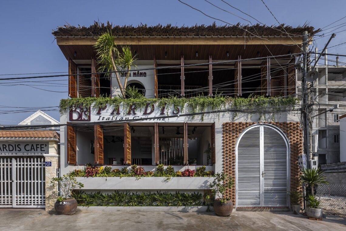 Pardis restaurant and cafe / country house. Architecture
