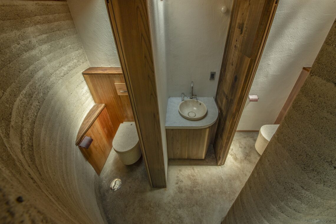 Toiletowa w. C. / tono mirai architects