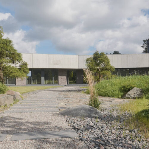 Residential minimalist concrete house / nebrau