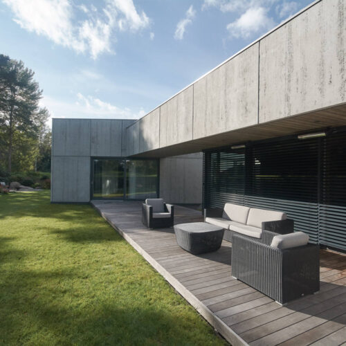 Residential minimalist concrete house / nebrau