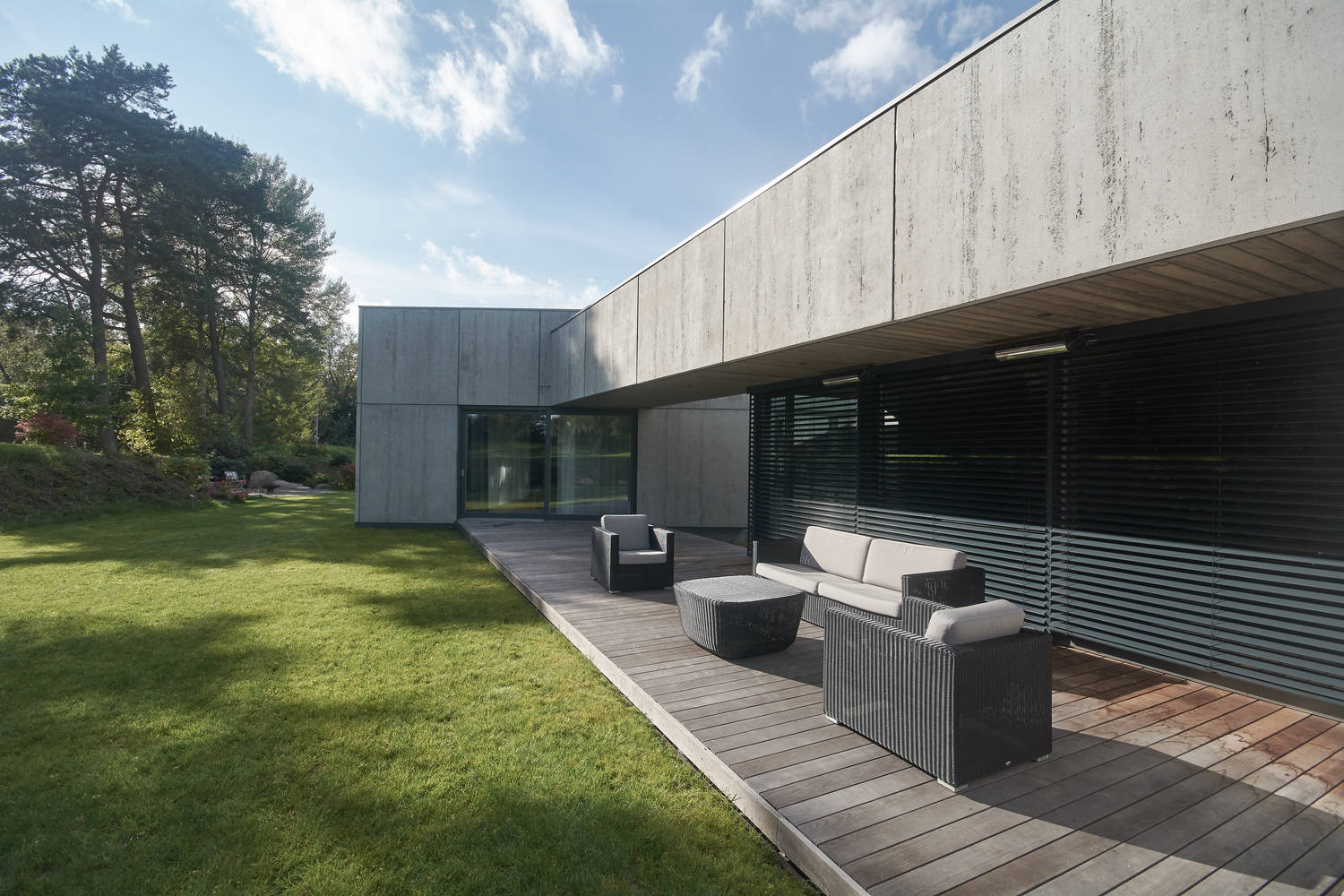 Residential minimalist concrete house / nebrau