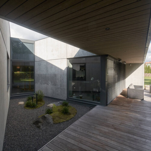 Residential minimalist concrete house / nebrau