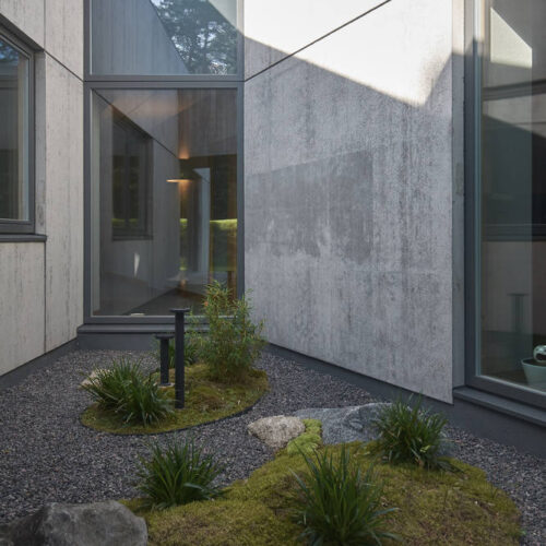 Residential minimalist concrete house / nebrau
