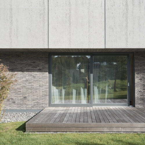 Residential minimalist concrete house / nebrau