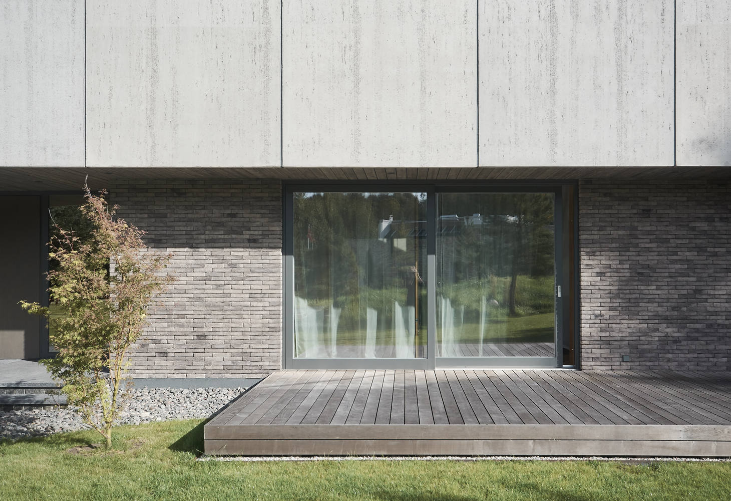 Residential minimalist concrete house / nebrau