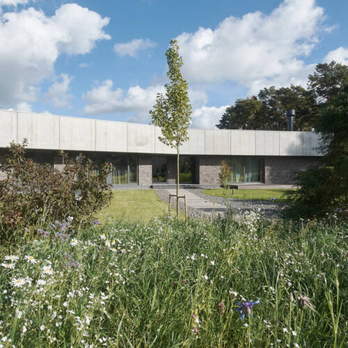 Residential minimalist concrete house / nebrau