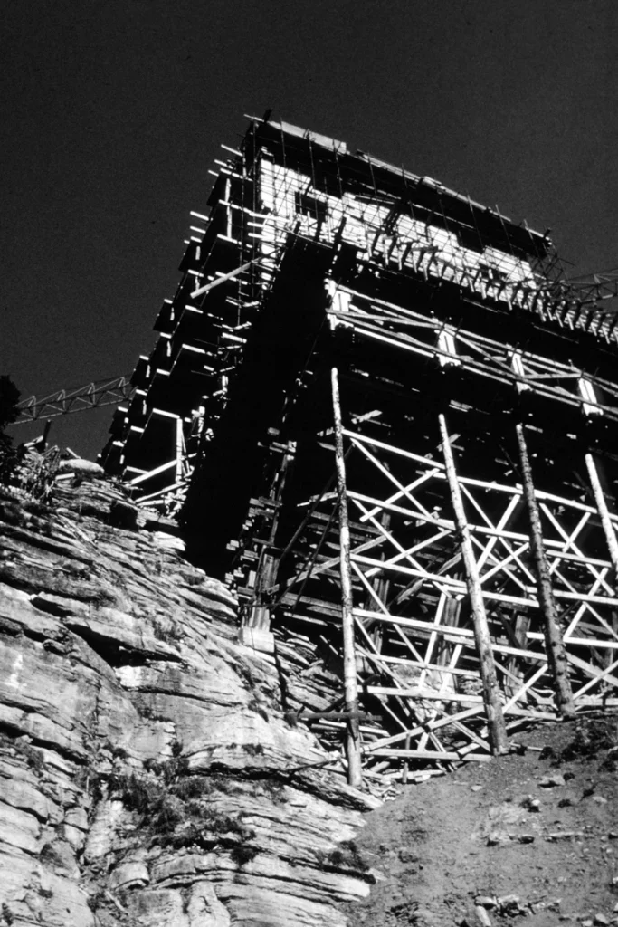 Marcel breuer's hotel construction featuring concrete slabs supported by tree trunk scaffoldings. Photo: flaine art centre