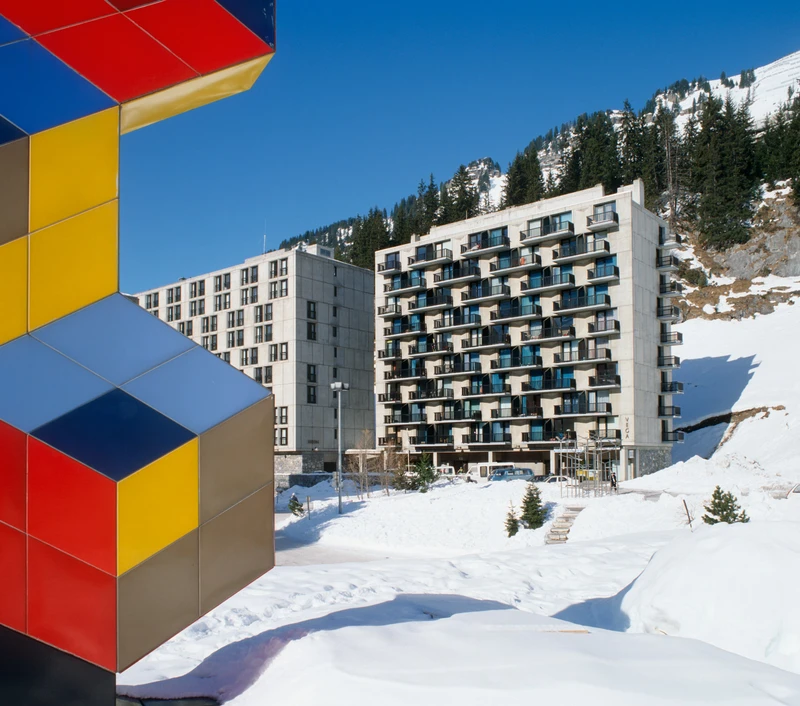 Vasarley's sculpture overlooks two hotel blocks at the hill's base. Photo: via alamy