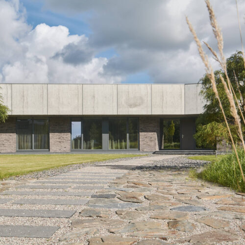 Residential minimalist concrete house / nebrau