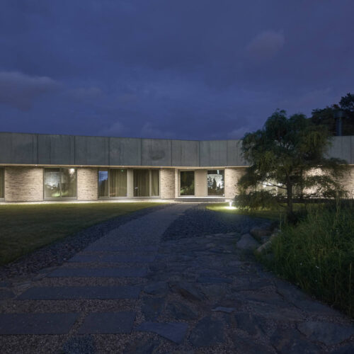 Residential minimalist concrete house / nebrau