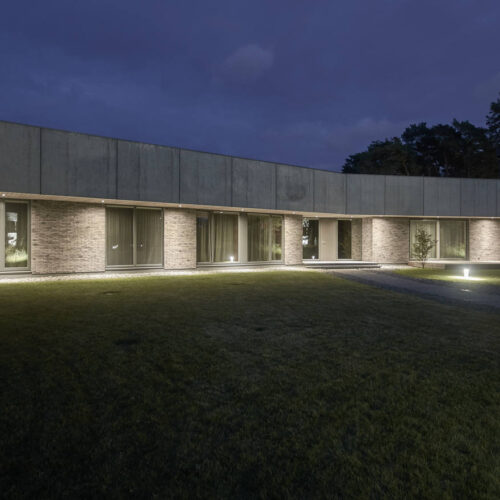 Residential minimalist concrete house / nebrau
