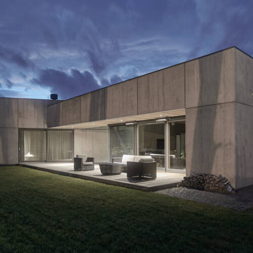 Residential minimalist concrete house / nebrau