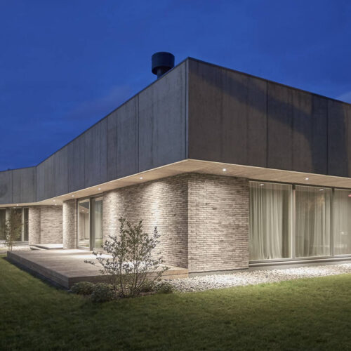 Residential minimalist concrete house / nebrau