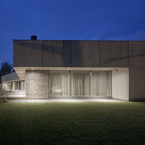 Residential minimalist concrete house / nebrau