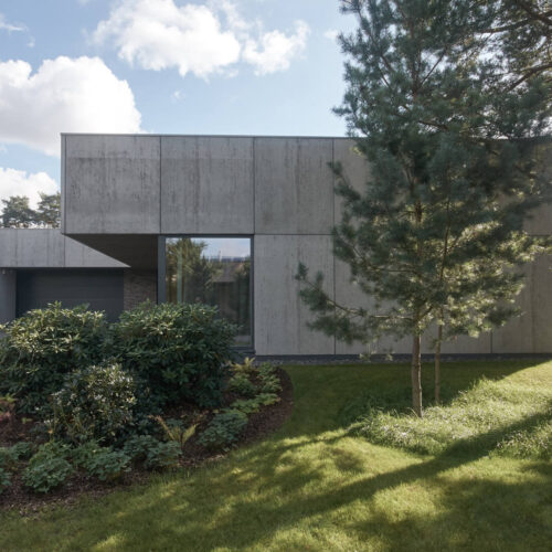 Residential minimalist concrete house / nebrau