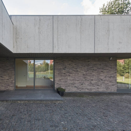 Residential minimalist concrete house / nebrau