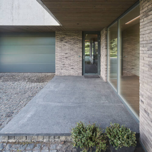 Residential minimalist concrete house / nebrau