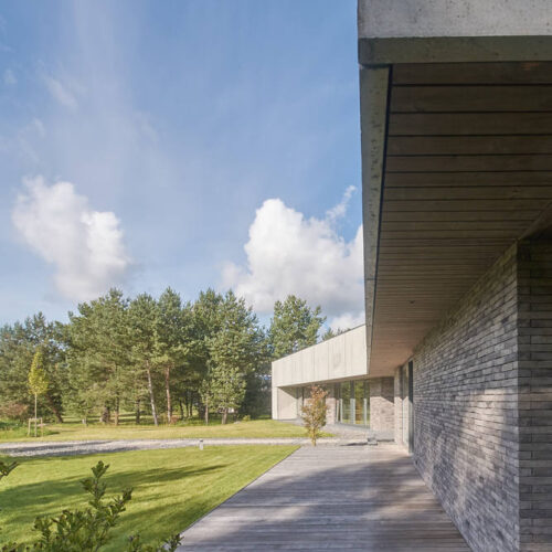 Residential minimalist concrete house / nebrau