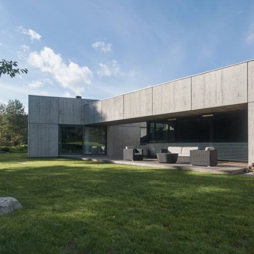 Residential minimalist concrete house / nebrau
