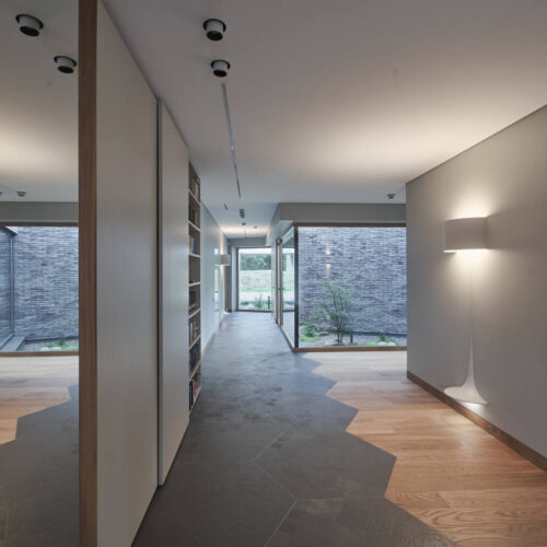 Residential minimalist concrete house / nebrau