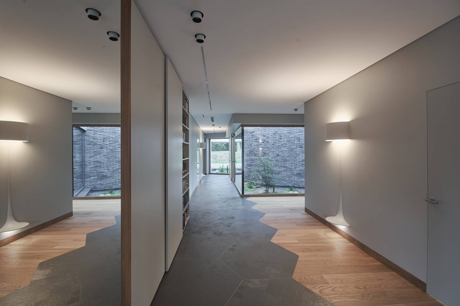 Residential minimalist concrete house / nebrau