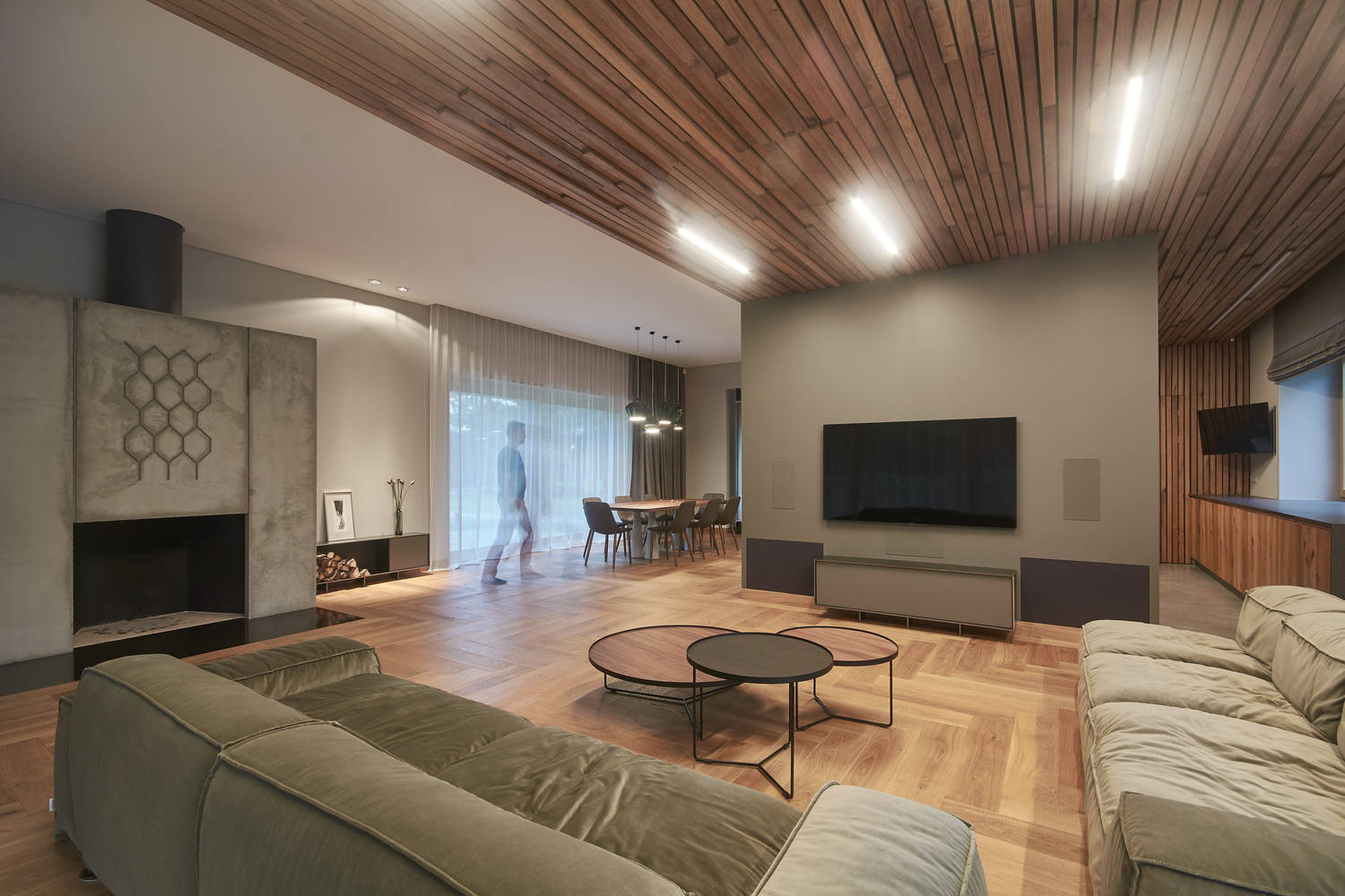 Residential minimalist concrete house / nebrau