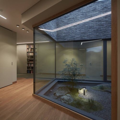 Residential minimalist concrete house / nebrau