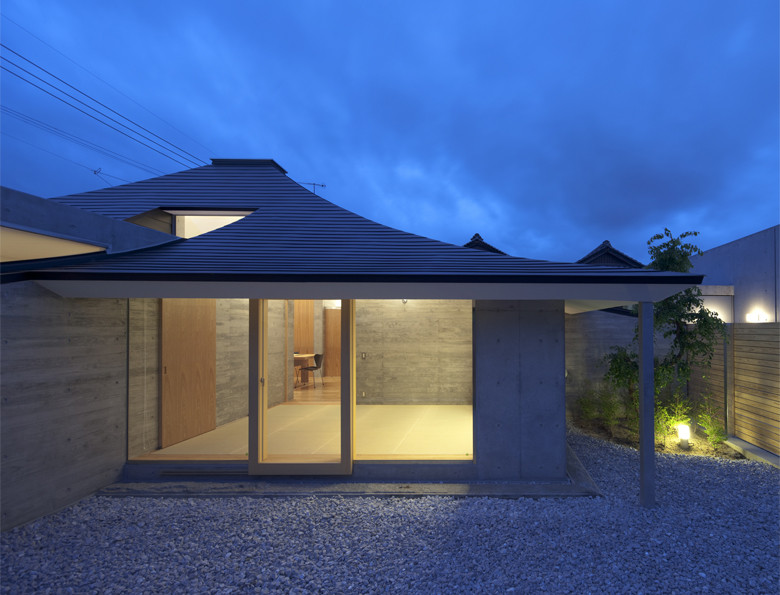 _Mg_1850 Broken pitched roof house / nks2 architects