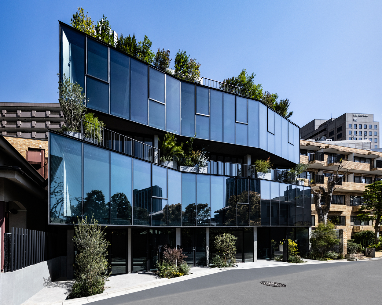 Aube toranomon residential building / ethnos